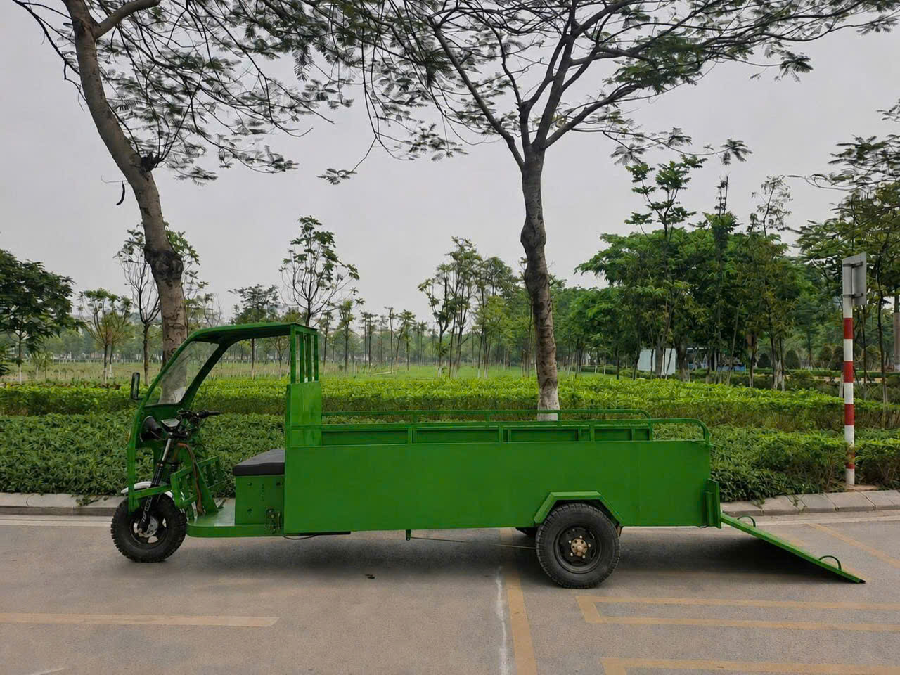 Xe Điện 3 Bánh Thùng Dài Tích Hợp Cầu Dốc Nâng Hạ