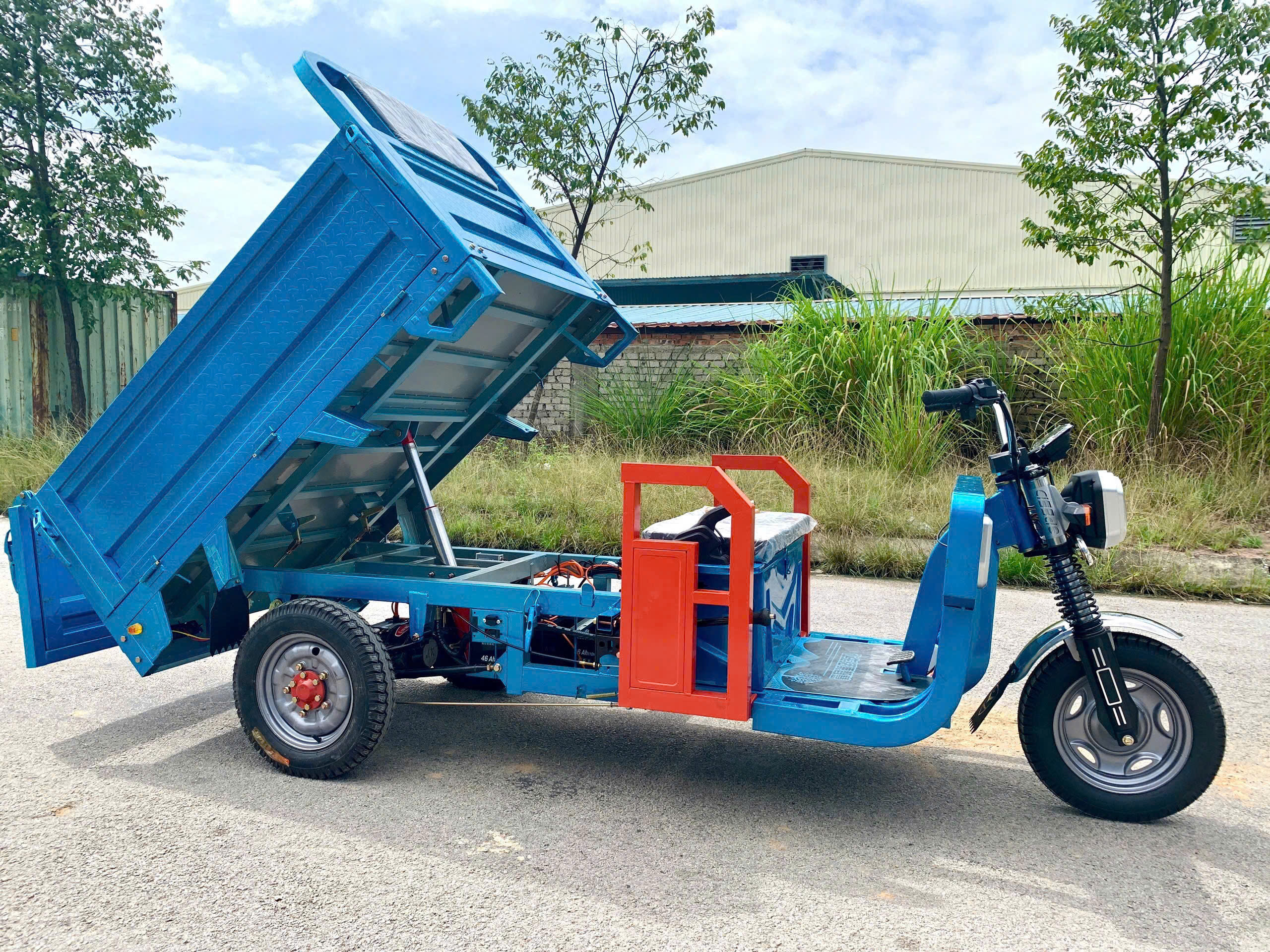 Xe Điện 3 Bánh Có Ben Thủy Lực Màu Xanh Dương Đầu Vuông