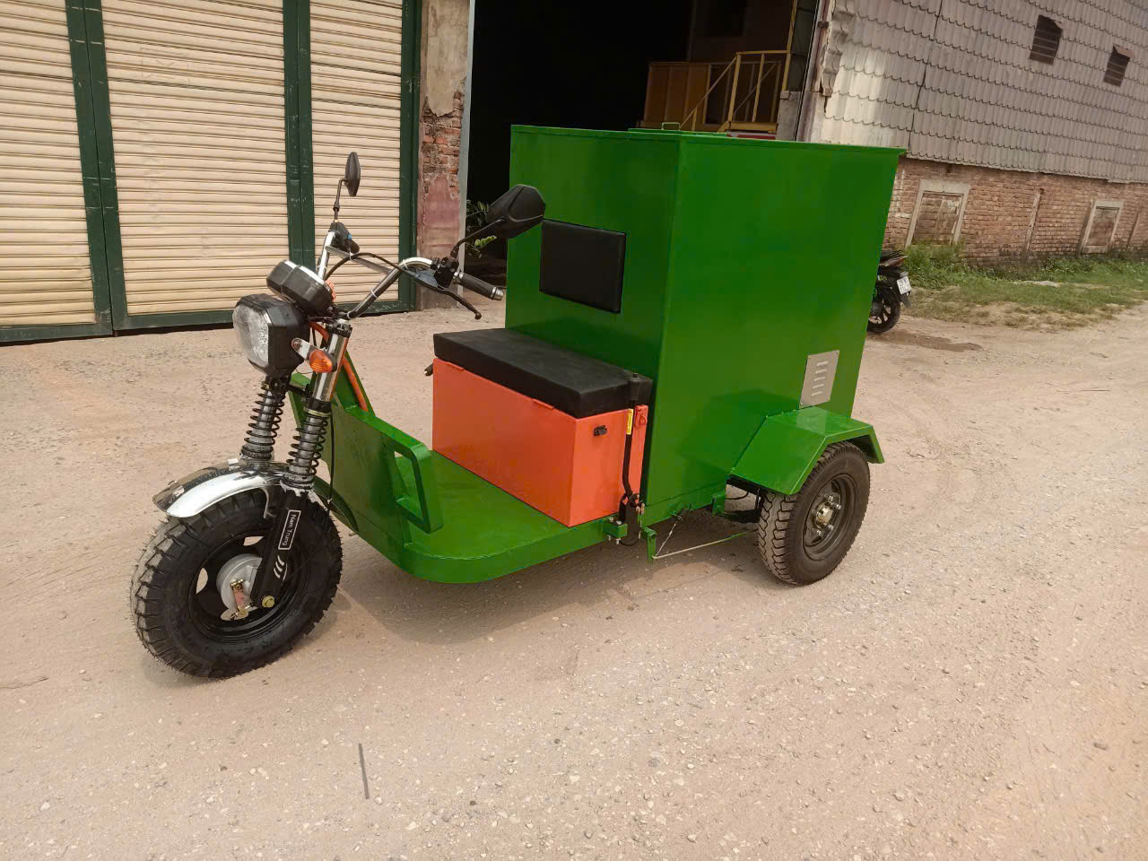 Xe Điện 3 Bánh Tích Hợp Thùng Kín & Máy Phun Rửa Áp Lực Cao