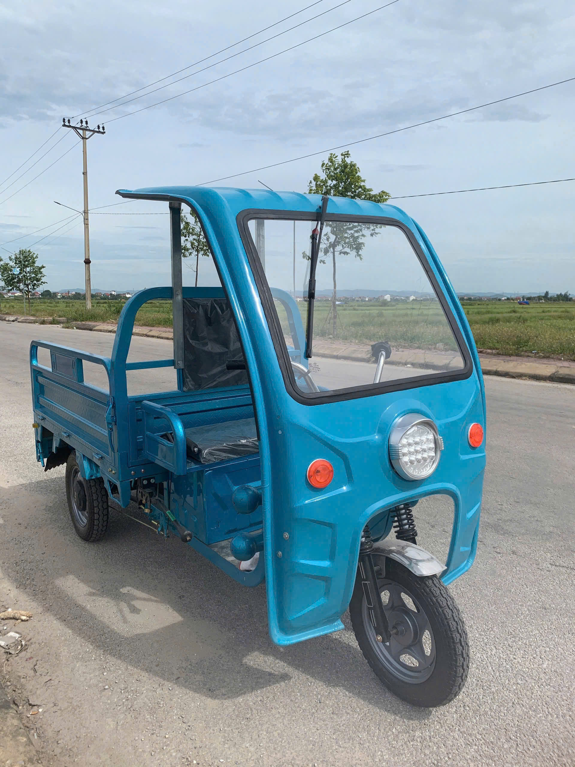 Xe Điện 3 Bánh Chở Hàng Có Mái Che Cabin Thùng Lửng